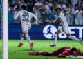 Jogadores do Santos comemorando gol contra o Palmeiras no Brasileirão