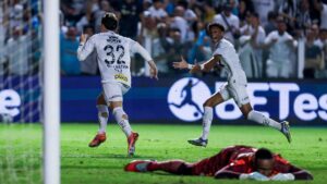 Jogadores do Santos comemorando gol contra o Palmeiras no Brasileirão