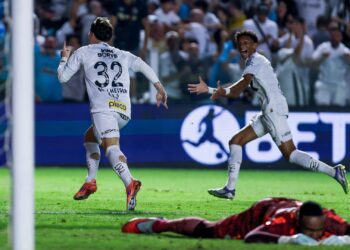 Jogadores do Santos comemorando gol contra o Palmeiras no Brasileirão