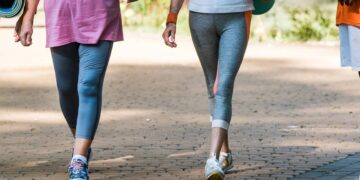 Senhoras caminhando no parque - Créditos: depositphotos.com / AndrewLozovyi