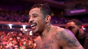 Carlos Prates comemora vitória no UFC 322