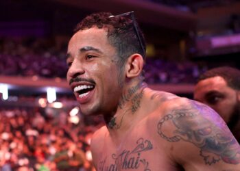 Carlos Prates comemora vitória no UFC 322