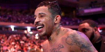 Carlos Prates comemora vitória no UFC 322