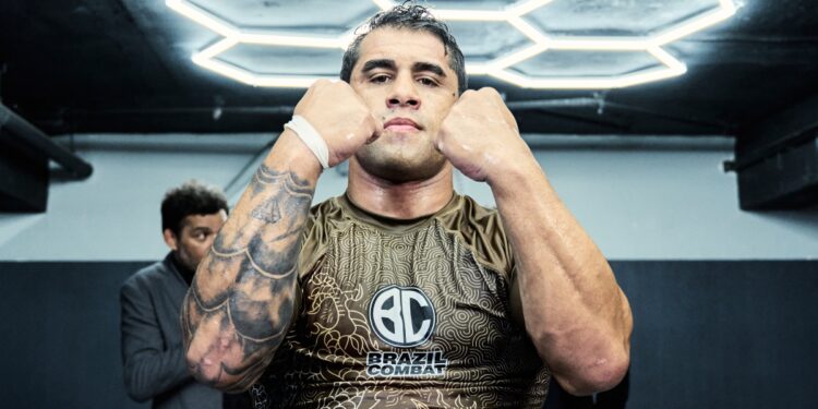 Ceconi conquistou o cinturão do MOVE Grappling — Foto: Divulgação