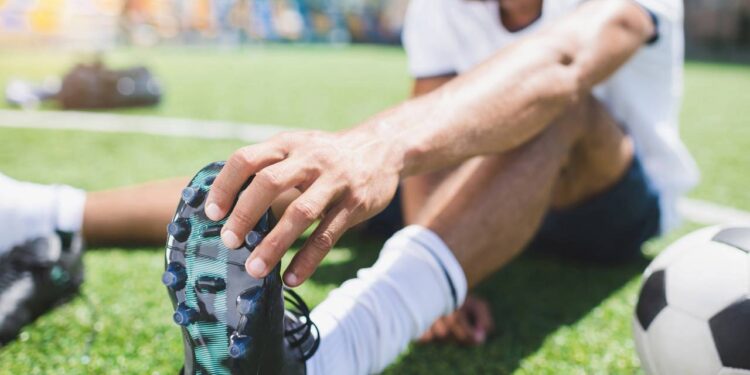 Design ergonômico que apoia o pé e aumenta a precisão nos passes e chutes - Créditos: depositphotos.com / ArturVerkhovetskiy