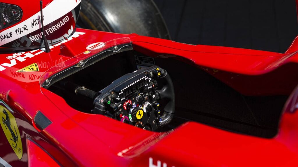 É assim que os pilotos da F1 suportam o calor extremo dentro do carro