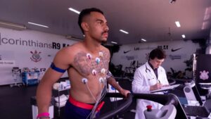 Jogadores do Corinthians passam por exames
