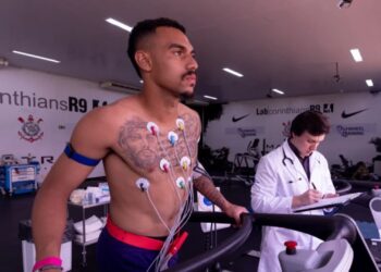 Jogadores do Corinthians passam por exames