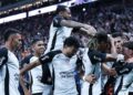 Jogadores do Corinthians comemorando gol
