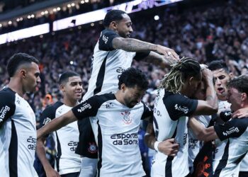 Jogadores do Corinthians comemorando gol