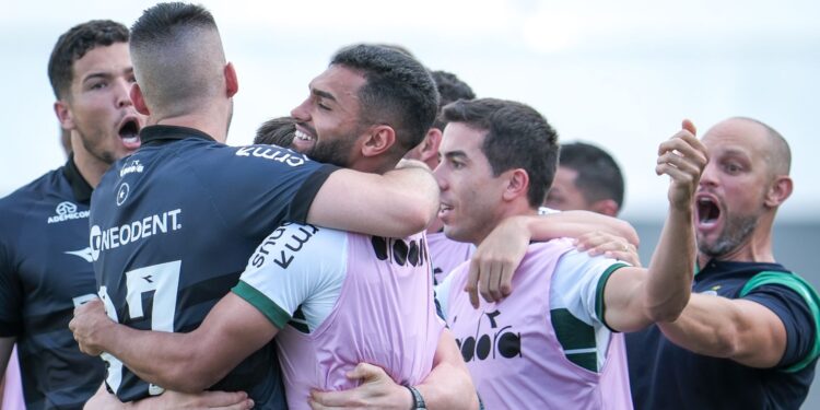 Jogadores do Coritiba comemorando