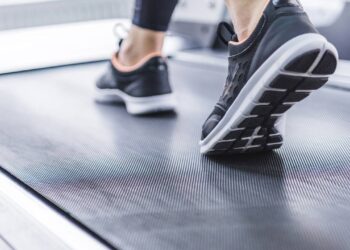 Pessoa correndo em esteira ergométrica - Créditos: depositphotos.com / AllaSerebrina