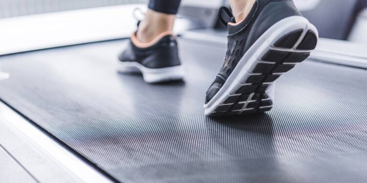 Pessoa correndo em esteira ergométrica - Créditos: depositphotos.com / AllaSerebrina