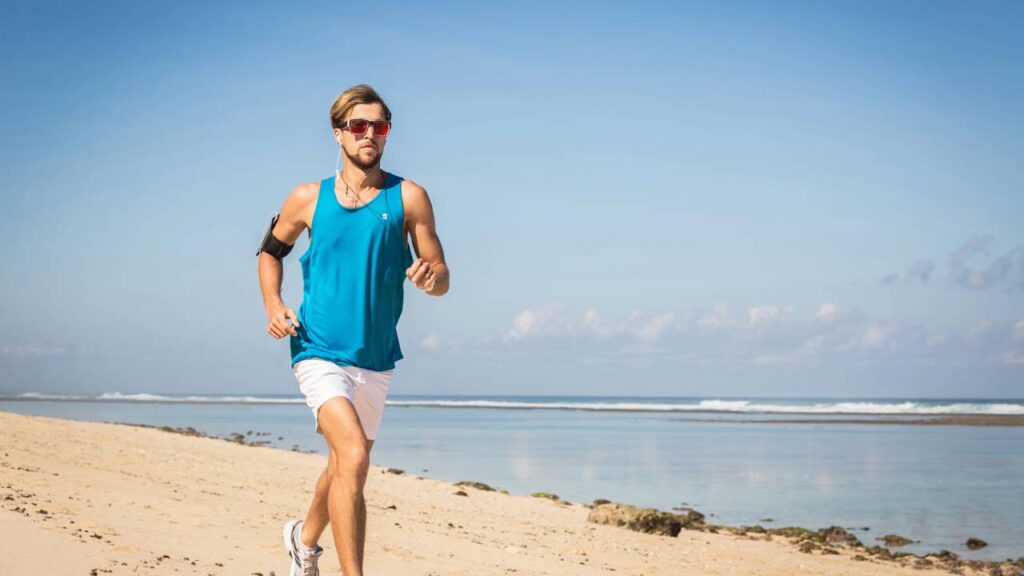 Correr na praia melhora sua força mais do que você imagina