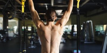 Homem realizando treino de força na academia - Créditos: depositphotos.com / AllaSerebrina