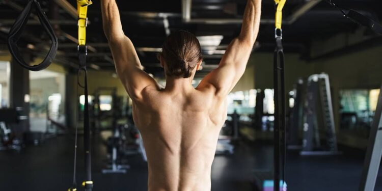 Homem realizando treino de força na academia - Créditos: depositphotos.com / AllaSerebrina