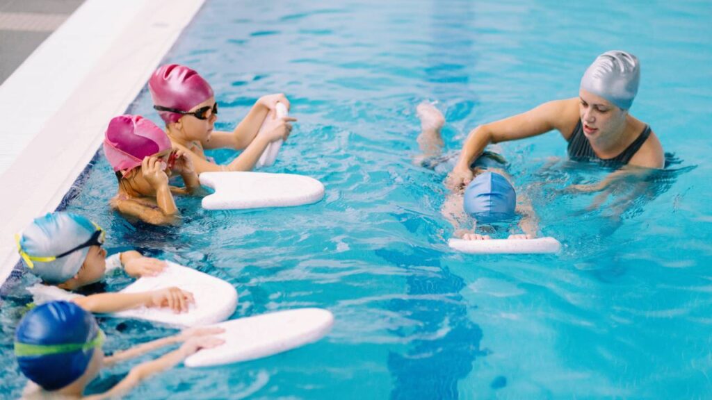 O que você precisa saber antes de colocar seu filho nas aulas de natação