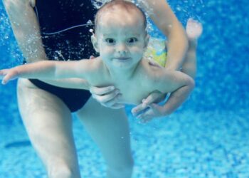 O que você precisa saber antes de colocar seu filho nas aulas de natação