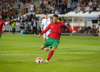 A carreira de Cristiano Ronaldo vista pelas transferências mais milionárias e seu efeito financeiro global