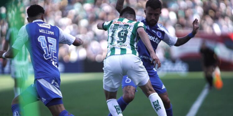 Lance do jogo entre Juventude e Cruzeiro