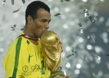 Com o troféu nas mãos, Romário eterniza o momento que levou o Brasil ao quinto título mundial. - Créditos www.goal.com/br