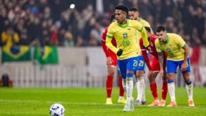 Estevão batendo primeiro pênalti do Brasil