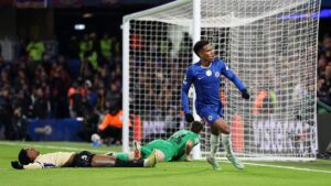 Estevão comemorando gol contra o Barcelona