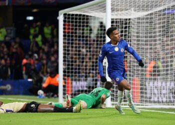 Estevão comemorando gol contra o Barcelona