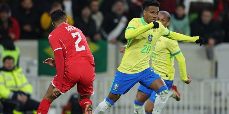 Estevão durante jogo da Seleção contra Tunísia