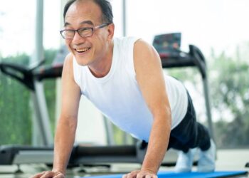 Senhor se exercitando feliz em academia - Créditos: depositphotos.com / BiancoBlue