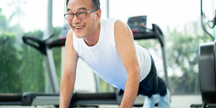 Senhor se exercitando feliz em academia - Créditos: depositphotos.com / BiancoBlue