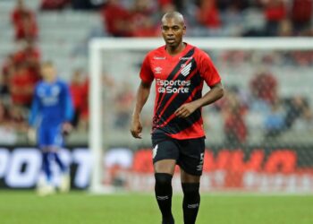 Fernandinho durante jogo do Athletico-PR em 2024