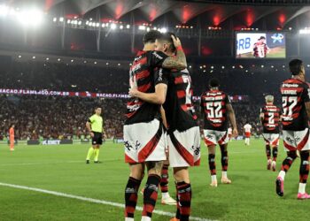 Jogadores do Flamengo comemorando gol