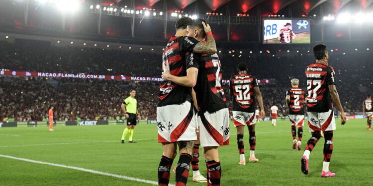 Jogadores do Flamengo comemorando gol