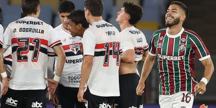 Nonato comemorando gol pelo Fluminense