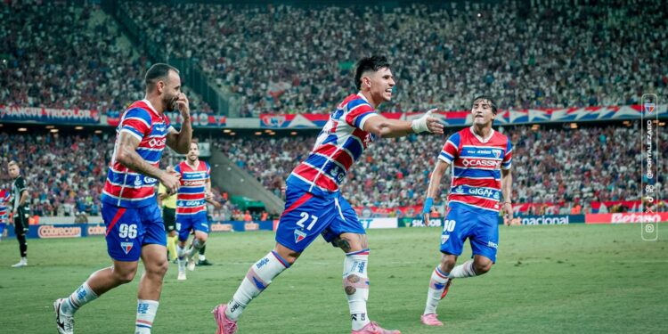 Jogadores do Fortaleza comemoram gol contra o Ceará