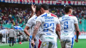 Jogadores do Fortaleza comemorando gol