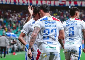 Jogadores do Fortaleza comemorando gol