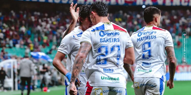Jogadores do Fortaleza comemorando gol