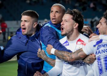 Jogadores do Fortaleza comemorando gol