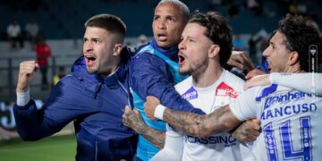 Jogadores do Fortaleza comemorando gol