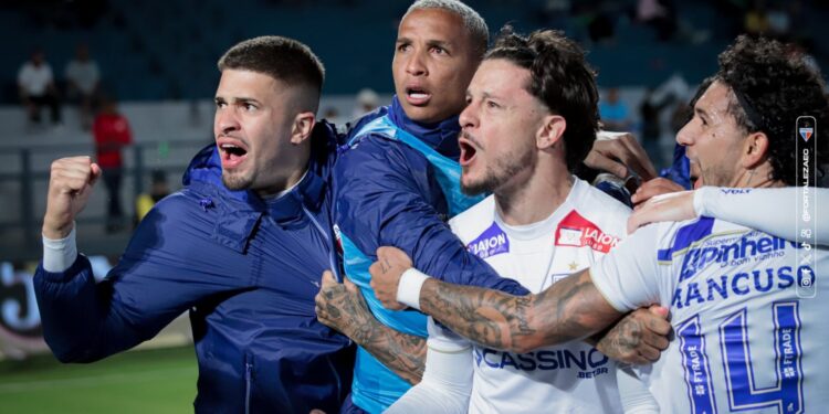 Jogadores do Fortaleza comemorando gol