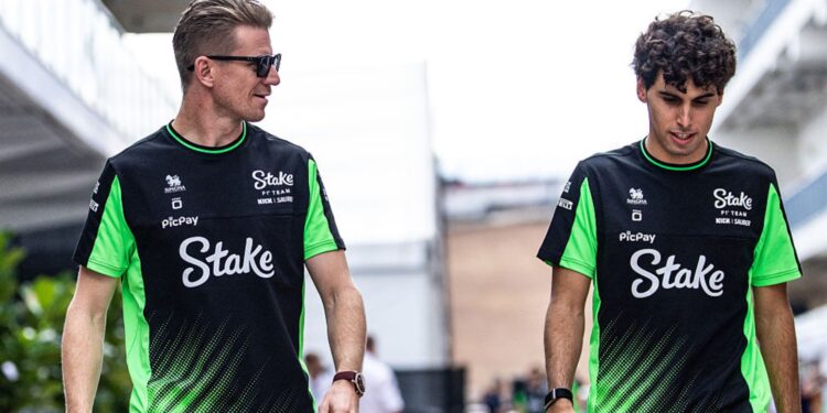 Hülkenberg ao lado de Bortoleto