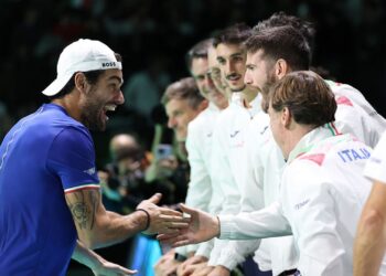 Atletas da Itália comemorando