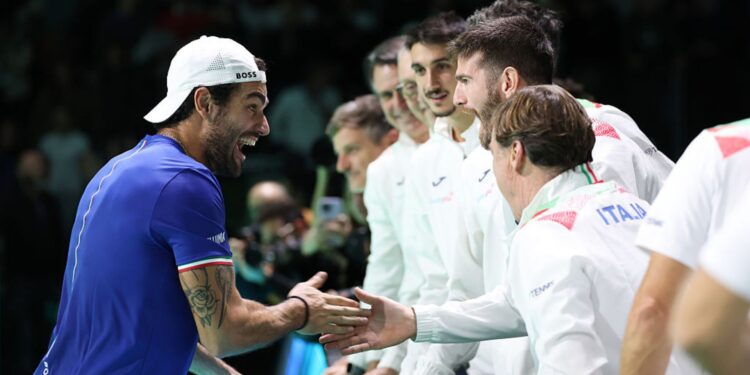 Atletas da Itália comemorando