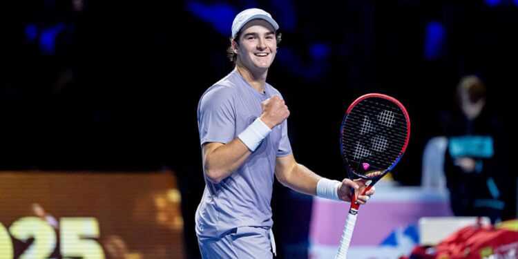 João Fonseca durante partida de tênis