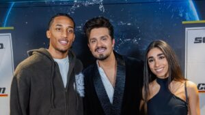 João Pedro ao lado de Luan Santana