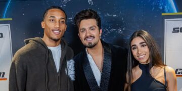 João Pedro ao lado de Luan Santana