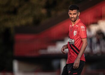 Jorginho com a camisa do Atlético-GO
