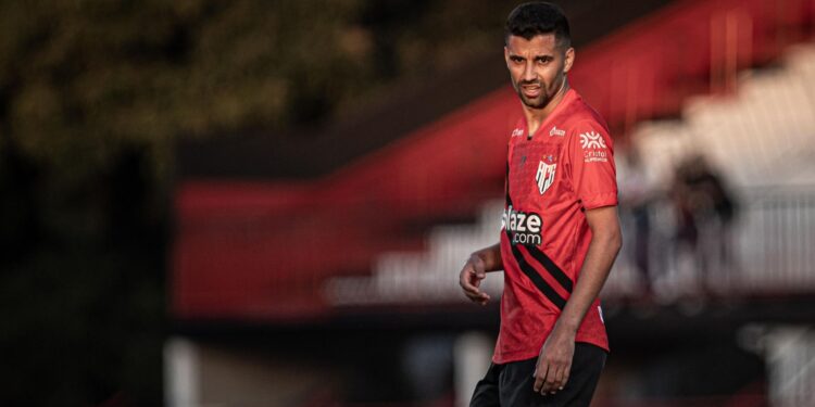 Jorginho com a camisa do Atlético-GO